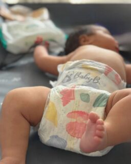 👶💧 ¿Sabías que nuestros pañales tienen indicador de humedad?
¡Sí! Porque queremos hacer tu día más fácil y mantener a tu bebé seco y feliz. 🥰🟡➡️🔵 Nuestros pañales cuenta con líneas amarilla que cambian de color a azul cuando detectan humedad.
Esto te ayuda a saber cuándo es momento de cambiar el pañal, sin tener que abrirlo. ¡Más práctico, más higiénico!✅ Ideal para recién nacidos
✅ Disponible en todas las tallas y modelos
✅ Menos molestias para tu bebé
✅ Más tranquilidad para ti🍼 Con BabyBoo, cada detalle está pensado para cuidar lo que más amas. 💛#BabyBoo #PañalesBabyBoo #IndicadorDeHumedad #BebéFeliz #MamáInteligente #TipsDeMaternidad